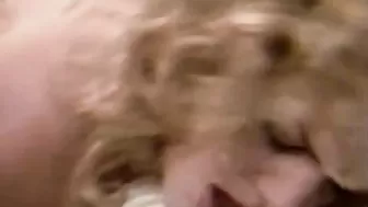 Блондинка лижет пизду брюнетке во время ЖМЖ тройничка