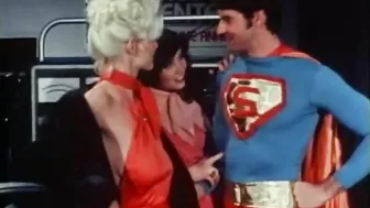 Супермен прилетел спасать девушку и в награду получил шикарный секс от нее и её подруги
