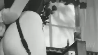 Женская писька крупным планом в черно-белом видео
