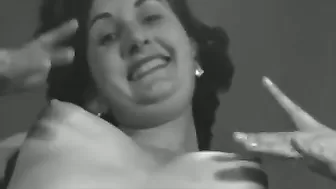 Женская писька крупным планом в черно-белом видео