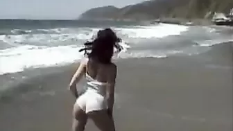 Дама с огромными силиконовыми сиськами отдыхает на пляже